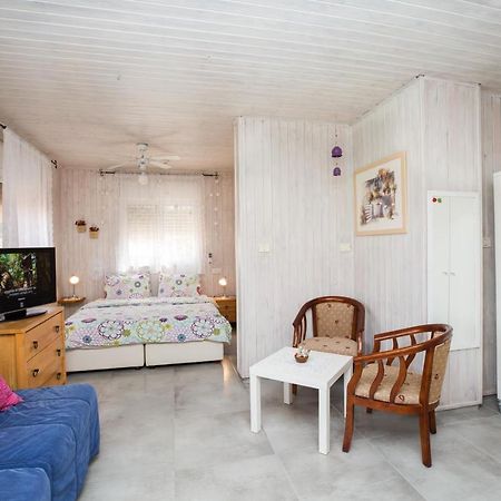 Leyad Hashmura Lodging Йесод-Амаала Экстерьер фото