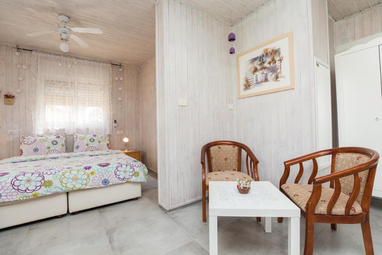 Leyad Hashmura Lodging Йесод-Амаала Экстерьер фото